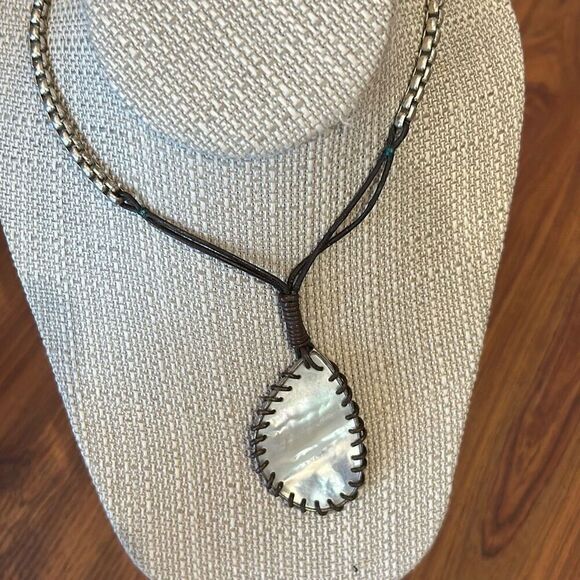 Gorgeous Kenneth Cole mother-of-pearl Flather silver pendant necklace boho - Picture 1 of 5